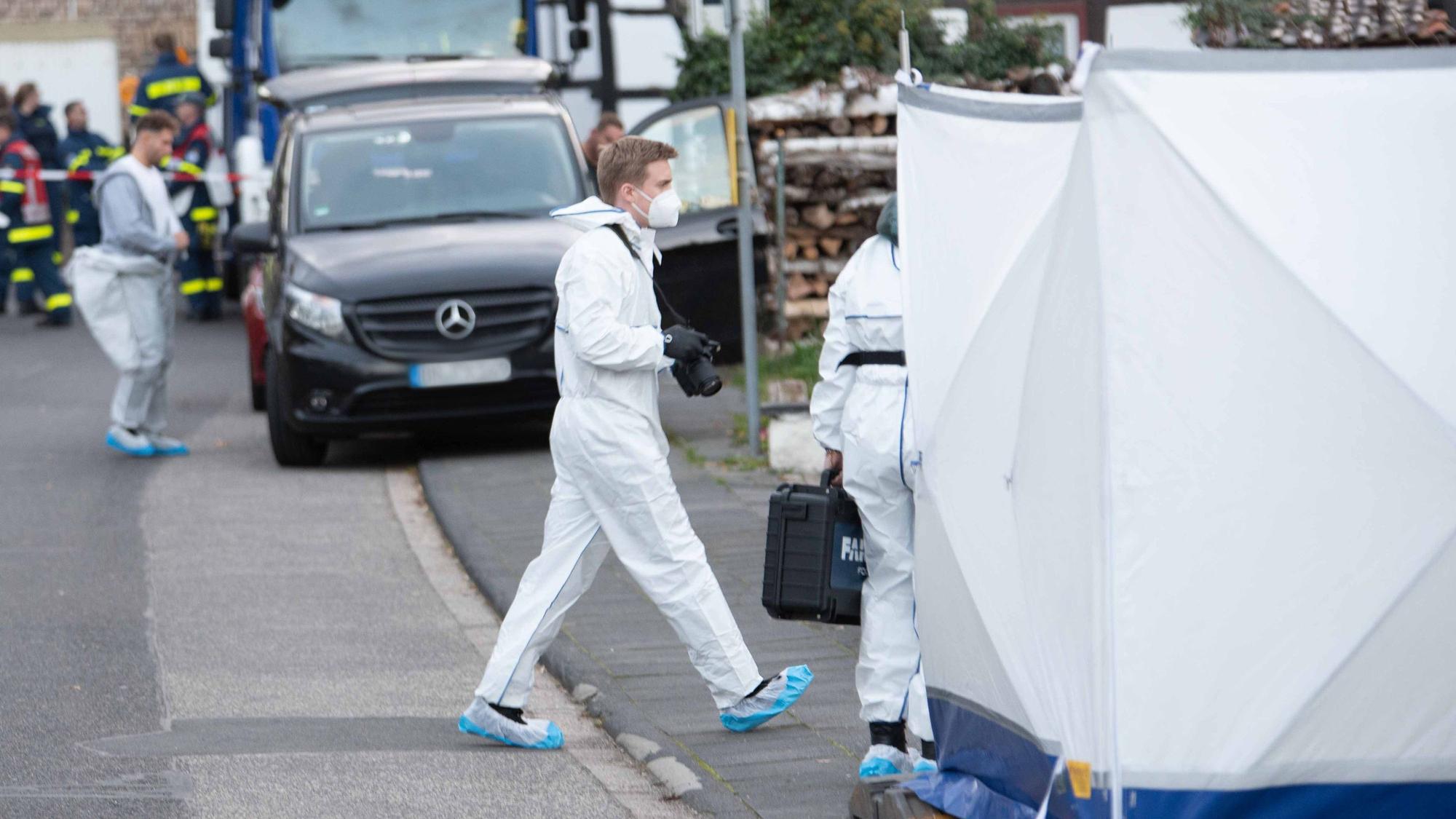 Polizisten der Spurensicherung arbeiten in einer Straße in Zülpich.