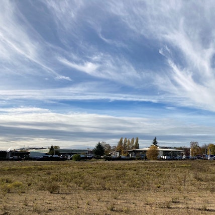 Mercedes-Benz in Frechen vergrößert sich im Bereich Alfred-Nobel-Straße/ Bonnstraße. Noch liegt die Fläche brach.