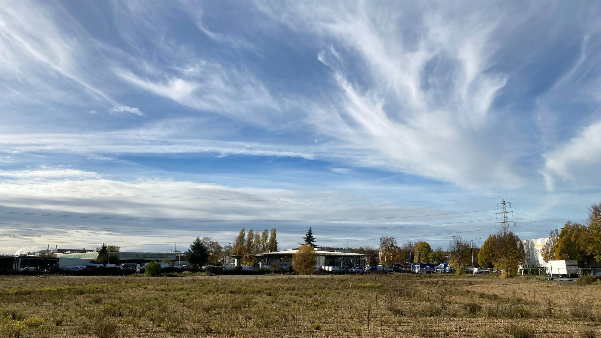 Mercedes-Benz in Frechen vergrößert sich im Bereich Alfred-Nobel-Straße/ Bonnstraße. Noch liegt die Fläche brach.