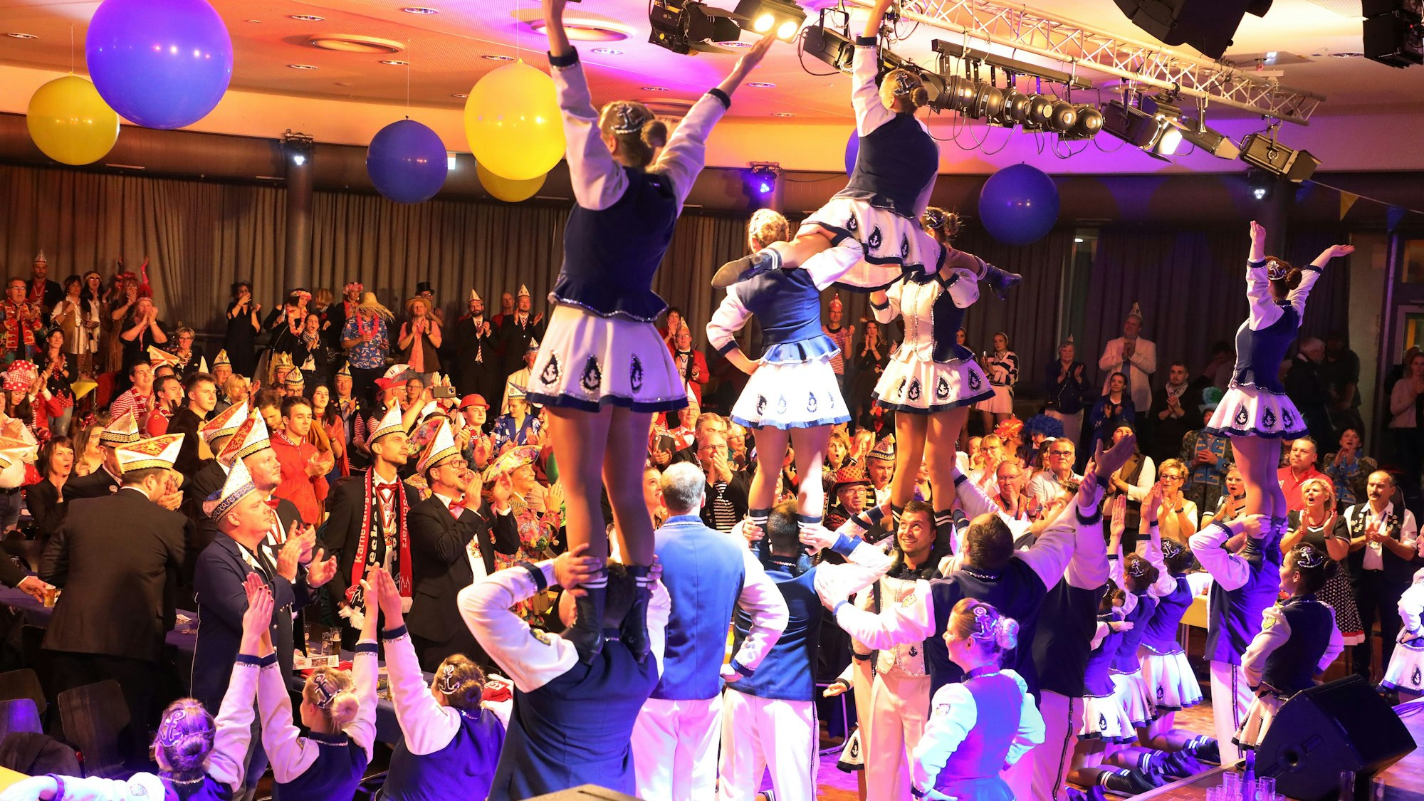 Wegen der geringen Höher der Bühnendecke treten die Steinenbrücker Schiffermädchen auf dem Saal-Parkett auf.