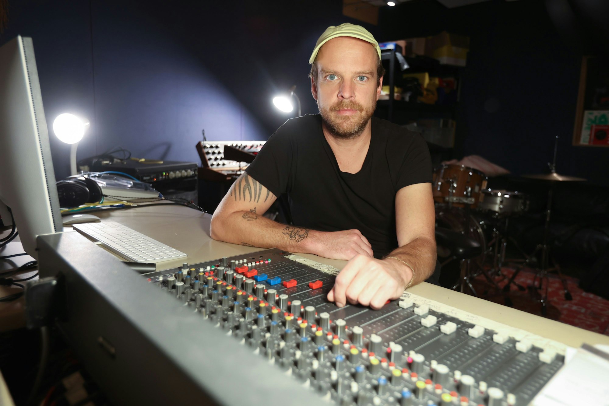 25.10.2022 Köln: Musiker Jan Philipp Janzen, alias Dumbo Tracks, sitzt im Dumbo-Studio in Köln-Zollstock am Mischpult.