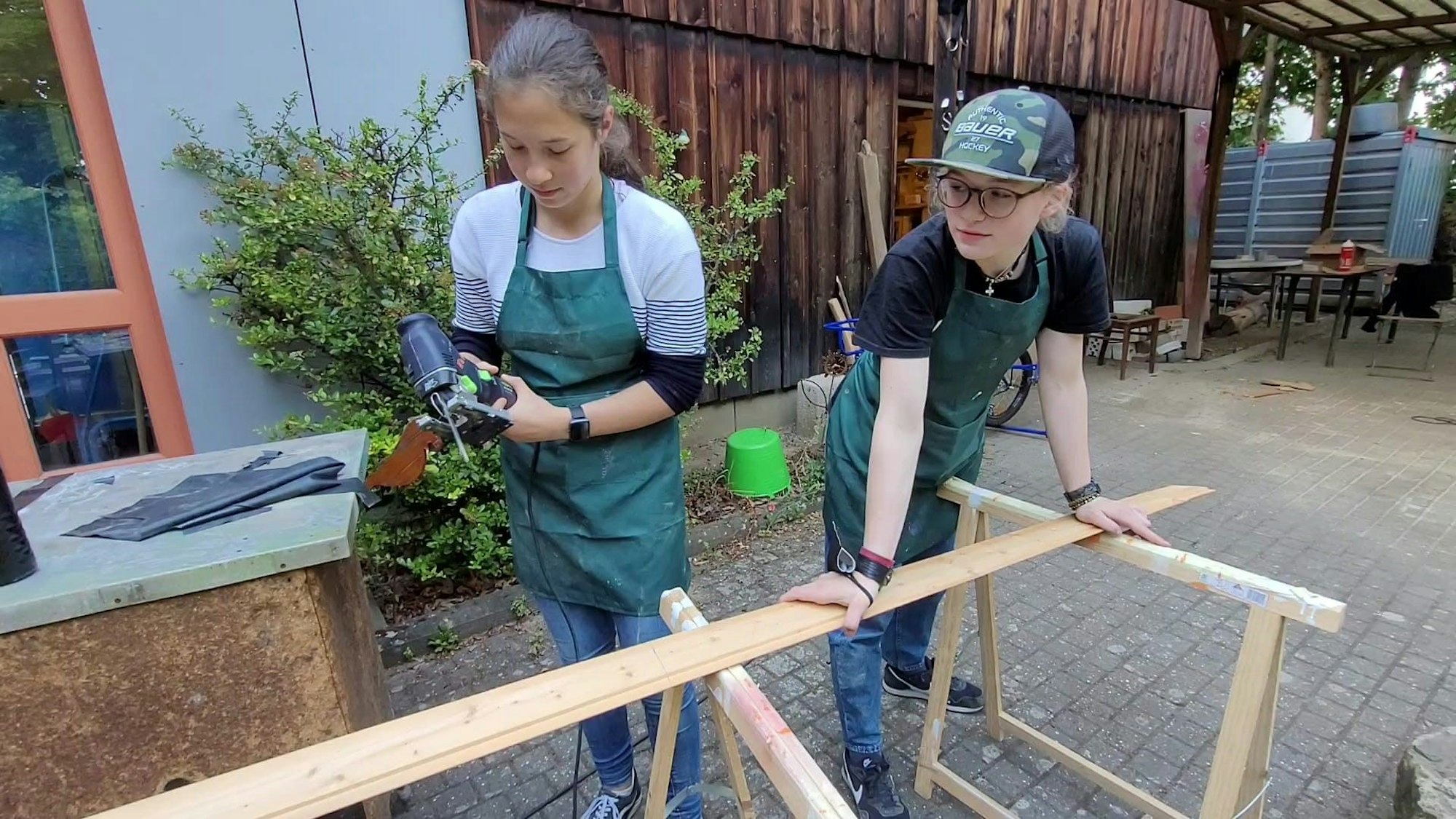 Meike und Franziska bauen ein Palettenbeet für ihr Projekt „Begrüne deine Stadt“.