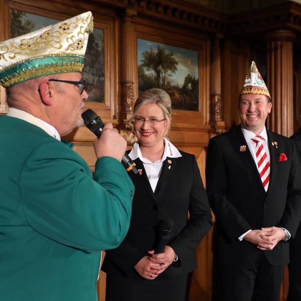 Im Gladbacher Ratssaal eröffnen die Karnevalisten die Session.