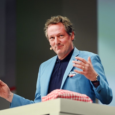 Kabarettist und Arzt Eckart von Hirschhausen hält den Eröffnungsvortrag zu Nachhaltigkeit, Klimaschutz und Gesundheitskompetenz im Bereich Schule. Beim elften Deutschen Schulleiterkongress