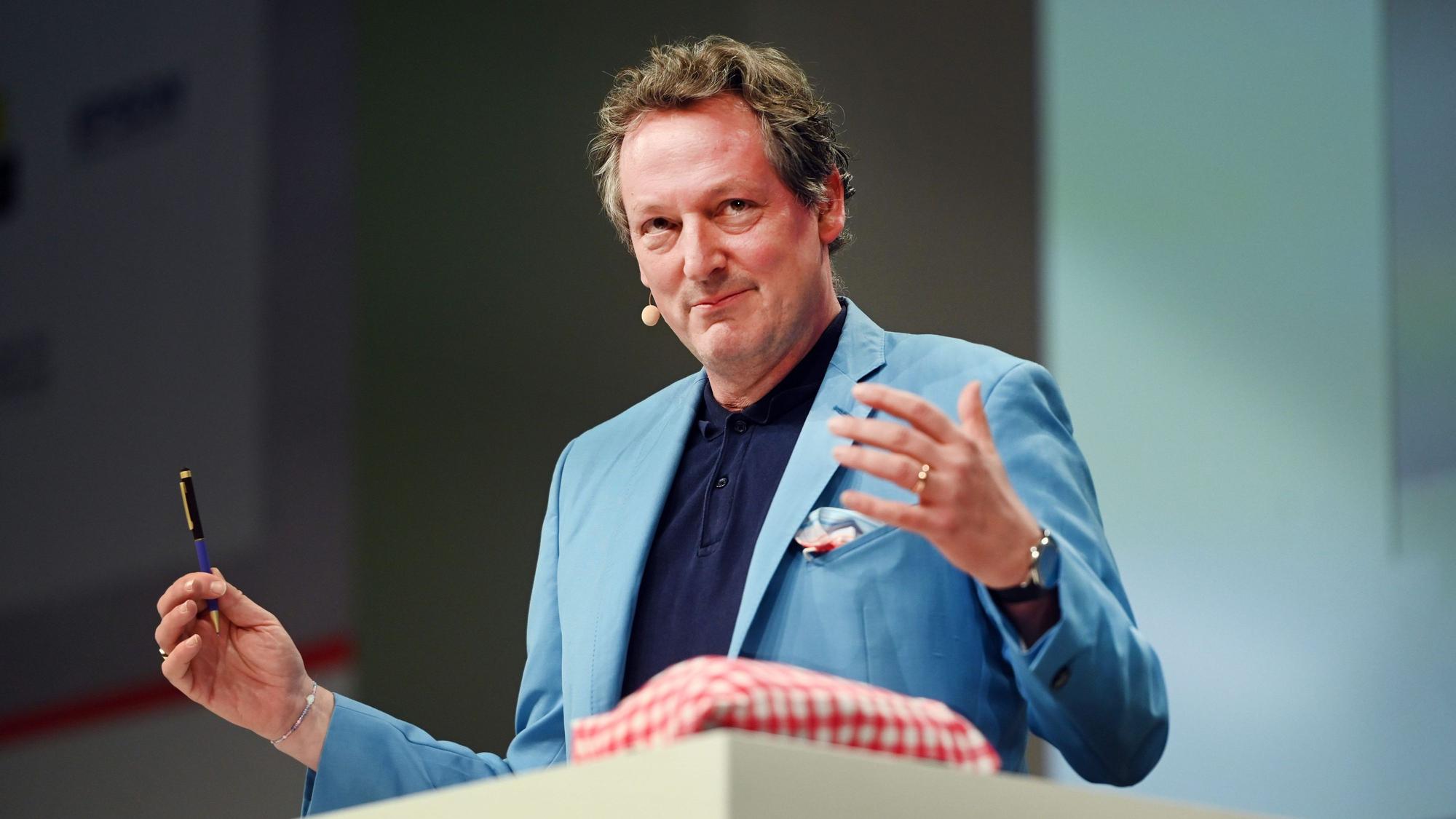 Kabarettist und Arzt Eckart von Hirschhausen hält den Eröffnungsvortrag zu Nachhaltigkeit, Klimaschutz und Gesundheitskompetenz im Bereich Schule. Beim elften Deutschen Schulleiterkongress