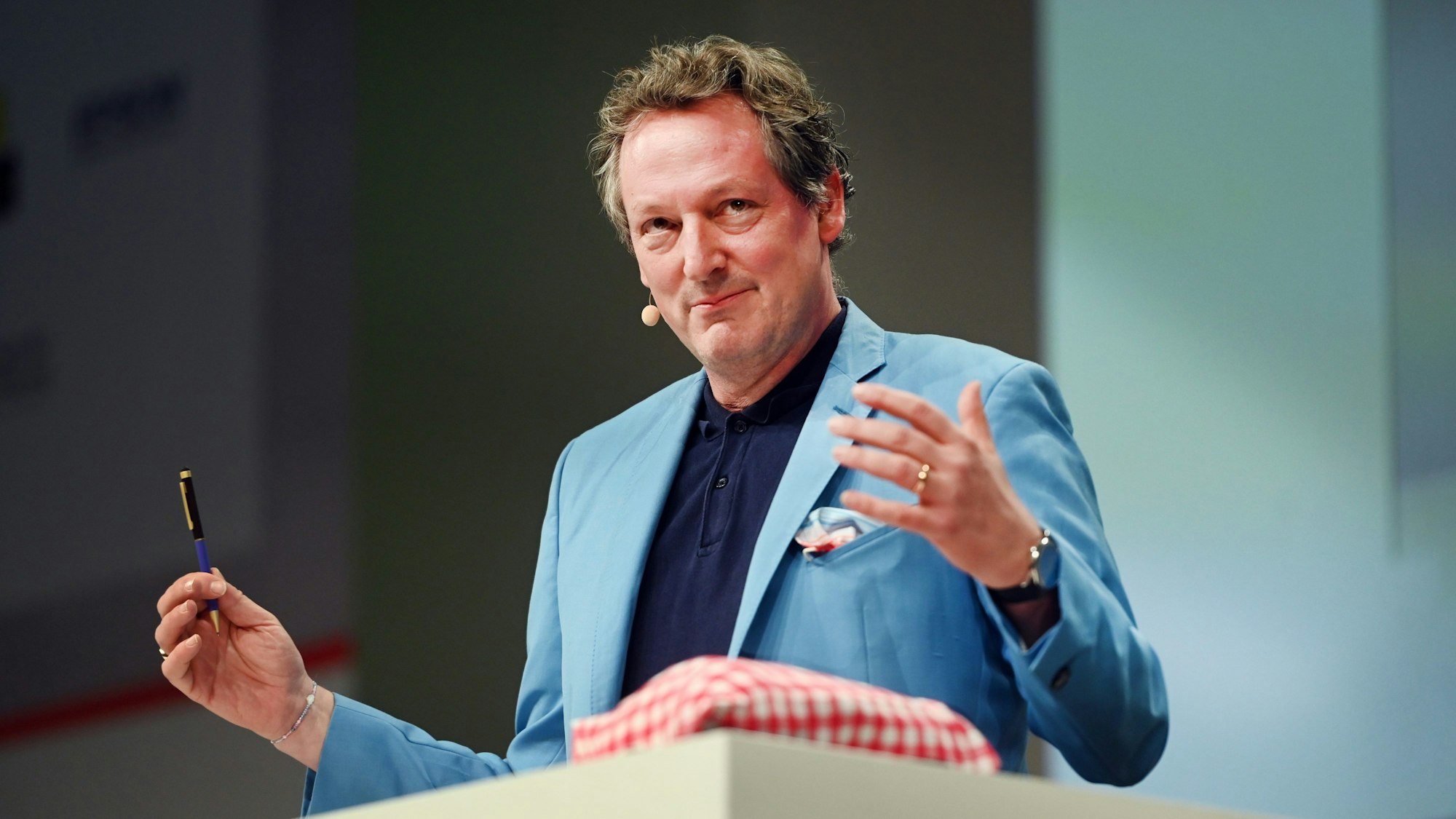 Kabarettist und Arzt Eckart von Hirschhausen hält den Eröffnungsvortrag zu Nachhaltigkeit, Klimaschutz und Gesundheitskompetenz im Bereich Schule. Beim elften Deutschen Schulleiterkongress