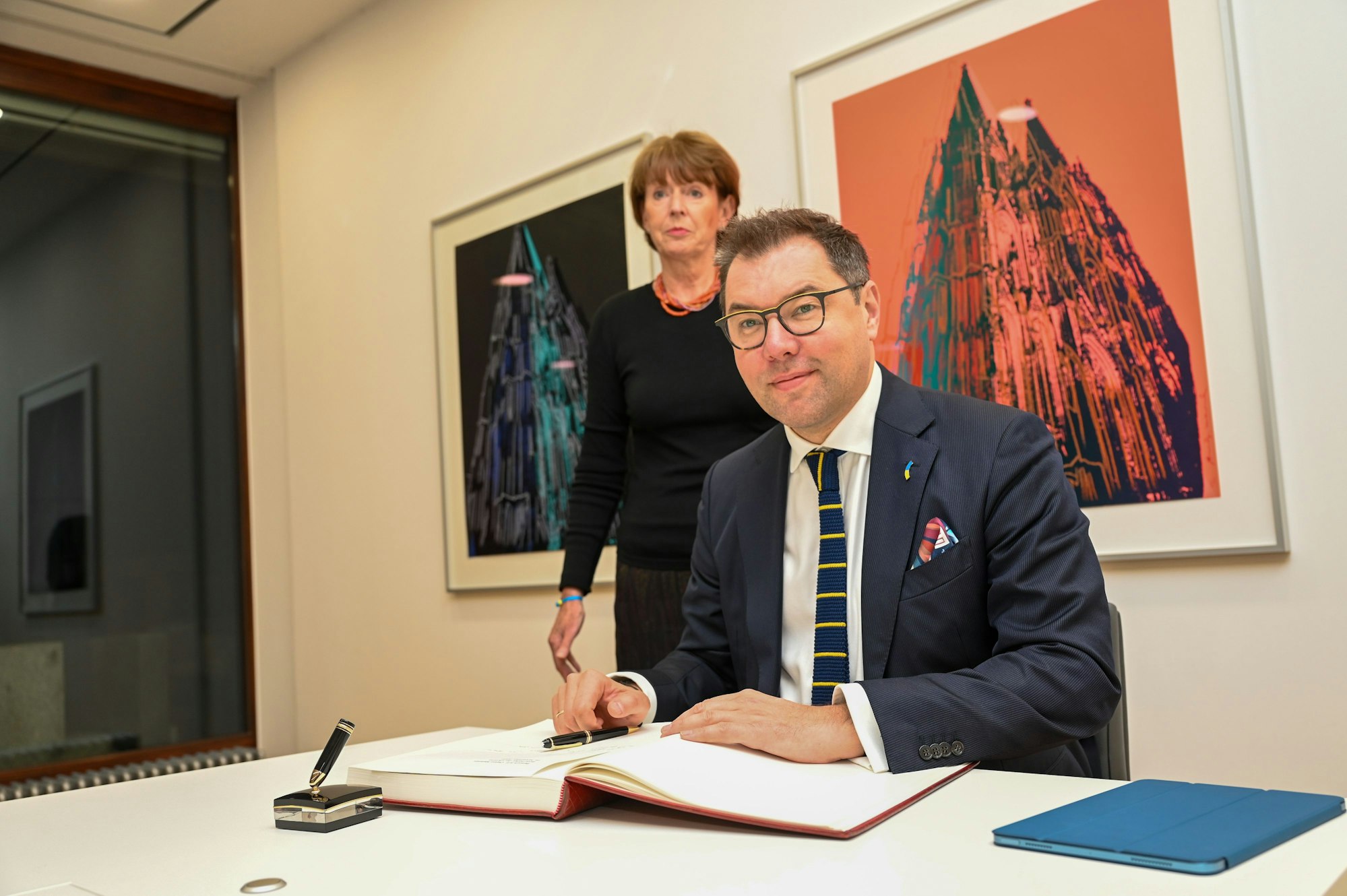 Der ukrainische Botschafter Oleksii Makeiev wird von Kölns Oberbürgermeisterin Henriette Reker im Historischen Rathaus empfangen.