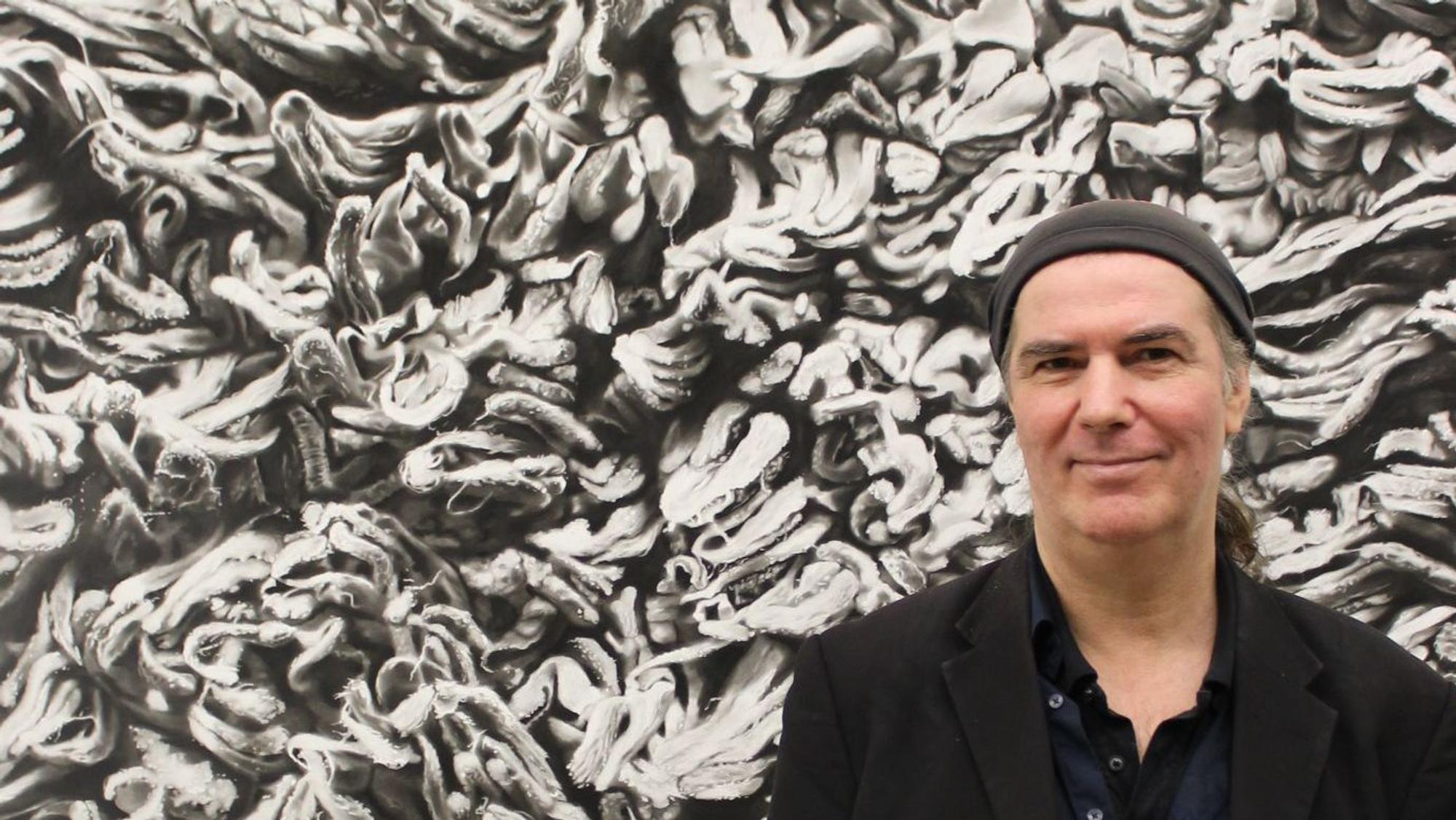 Der Künstler Peter Hock steht vor einem seiner Bilder, für die er den Joseph-und-Anna-Fassbender-Preis erhalten hat.