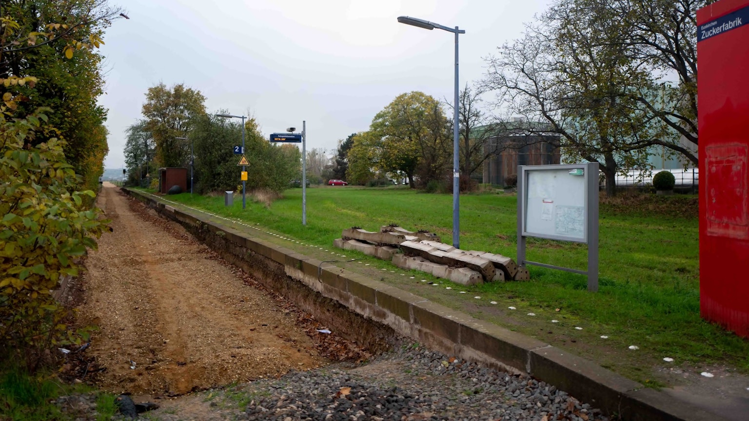 An der Haltepunkt Euskirchen-Zuckerfabrik ist kein Gleis. Neben dem Bahnsteig ist lediglich ein Loch mit Dreck.