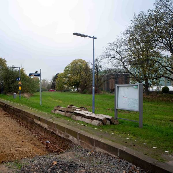 An der Haltepunkt Euskirchen-Zuckerfabrik ist kein Gleis. Neben dem Bahnsteig ist lediglich ein Loch mit Dreck.