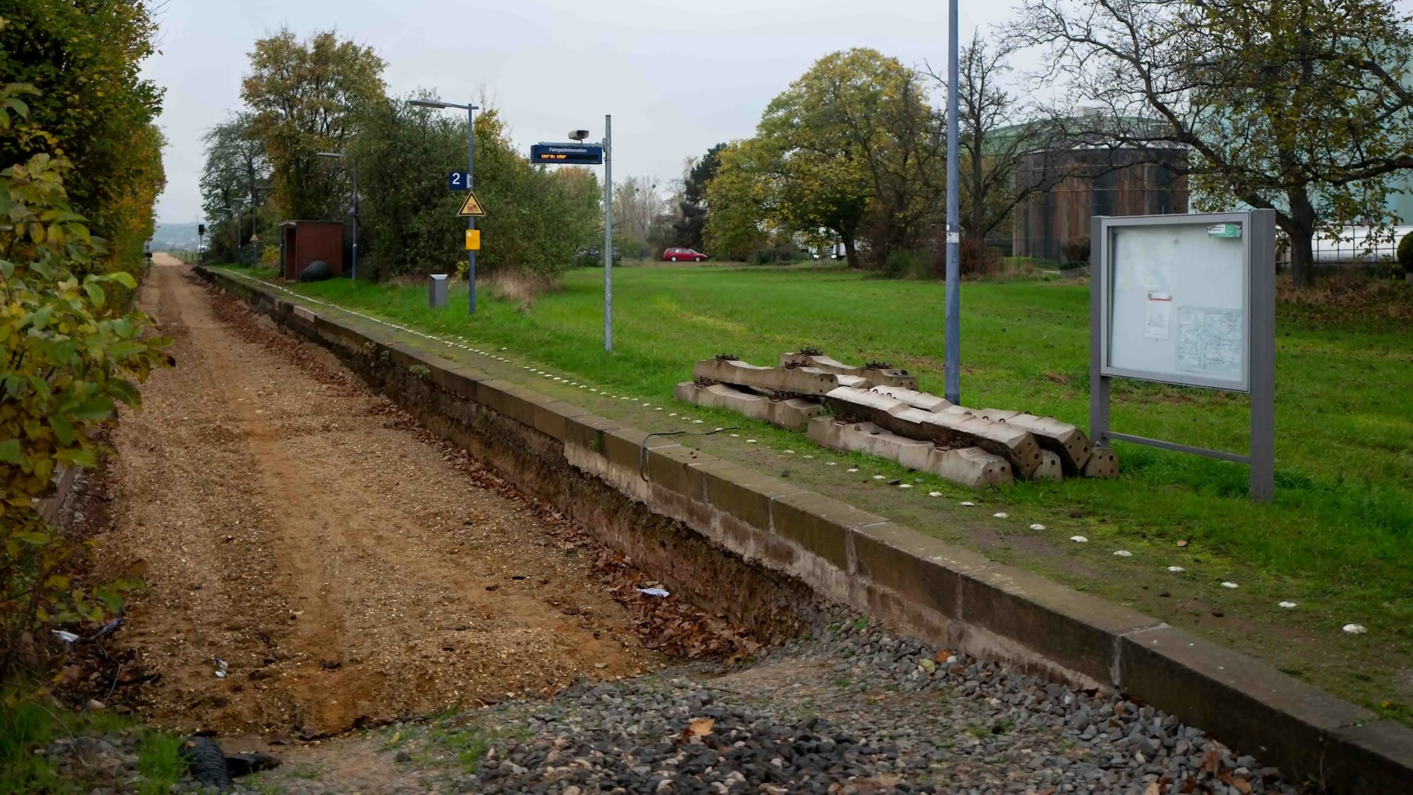 An der Haltepunkt Euskirchen-Zuckerfabrik ist kein Gleis. Neben dem Bahnsteig ist lediglich ein Loch mit Dreck.