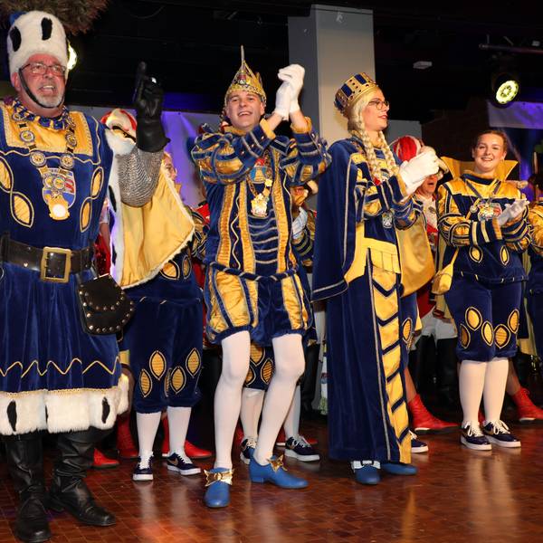 Overaths neues Dreigestirn tanzt bei der Proklamation auf der Bühne der Cyriax-Aula.