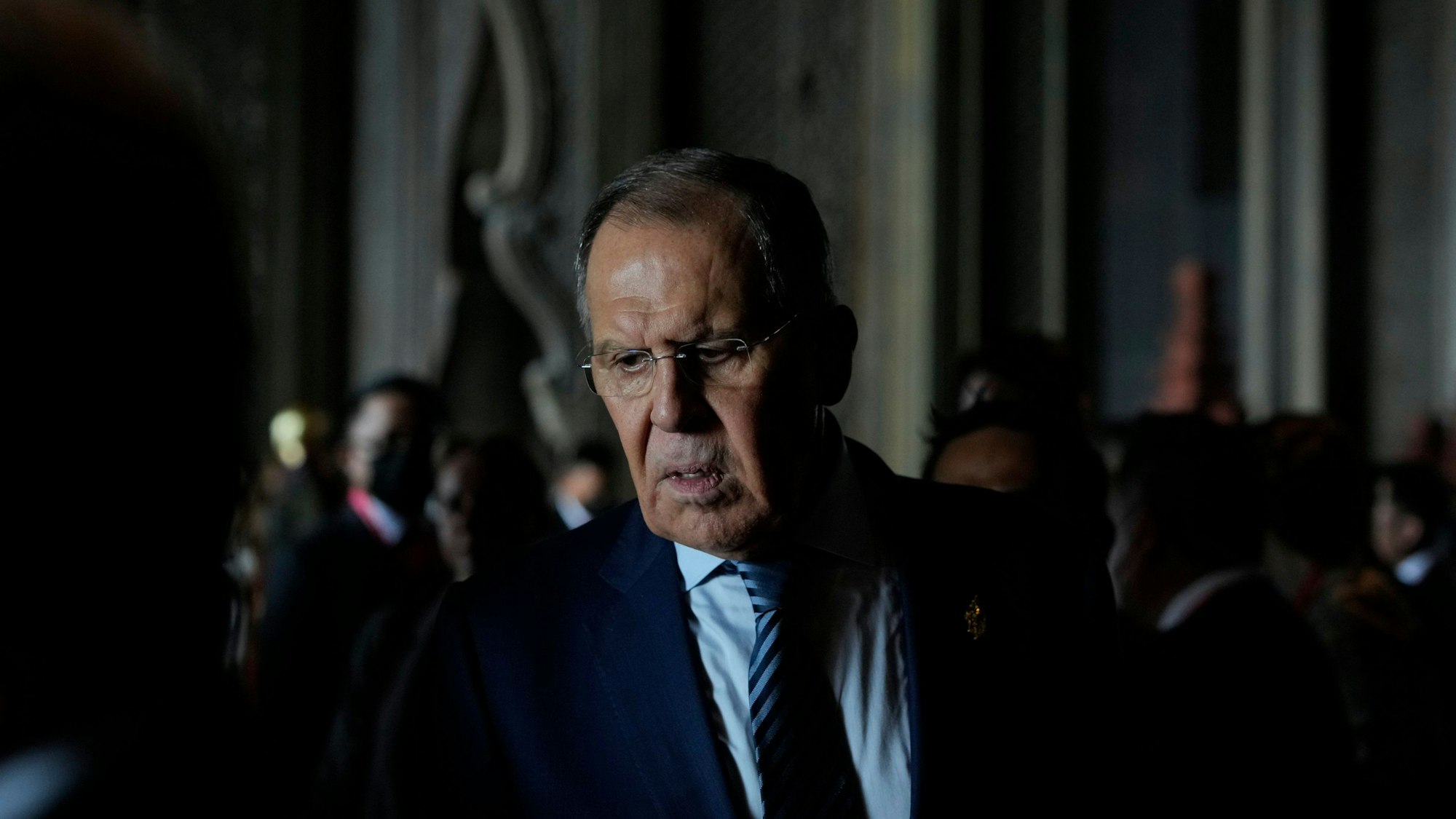 Der russische Außenminister Sergej Lawrow geht während des G20-Gipfels in Bali, Indonesien.