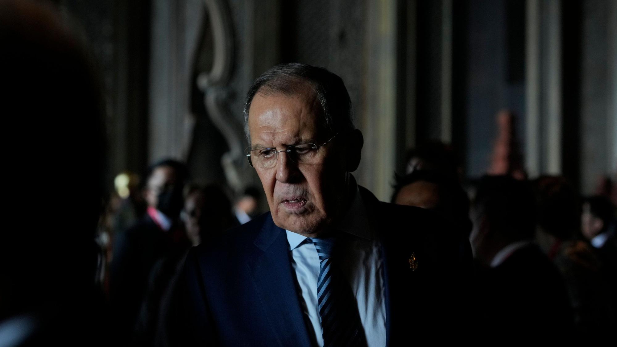 Der russische Außenminister Sergej Lawrow geht während des G20-Gipfels in Bali, Indonesien.
