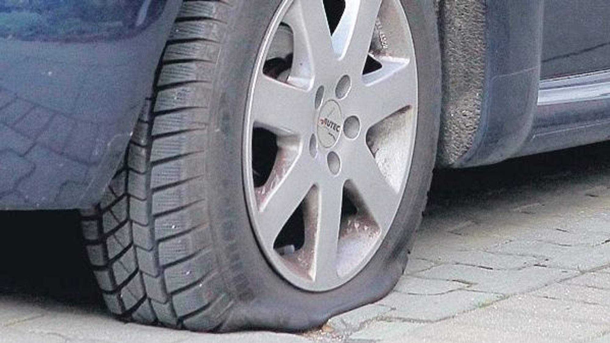 Das Foto zeigt einen Autoreifen ohne Luft.