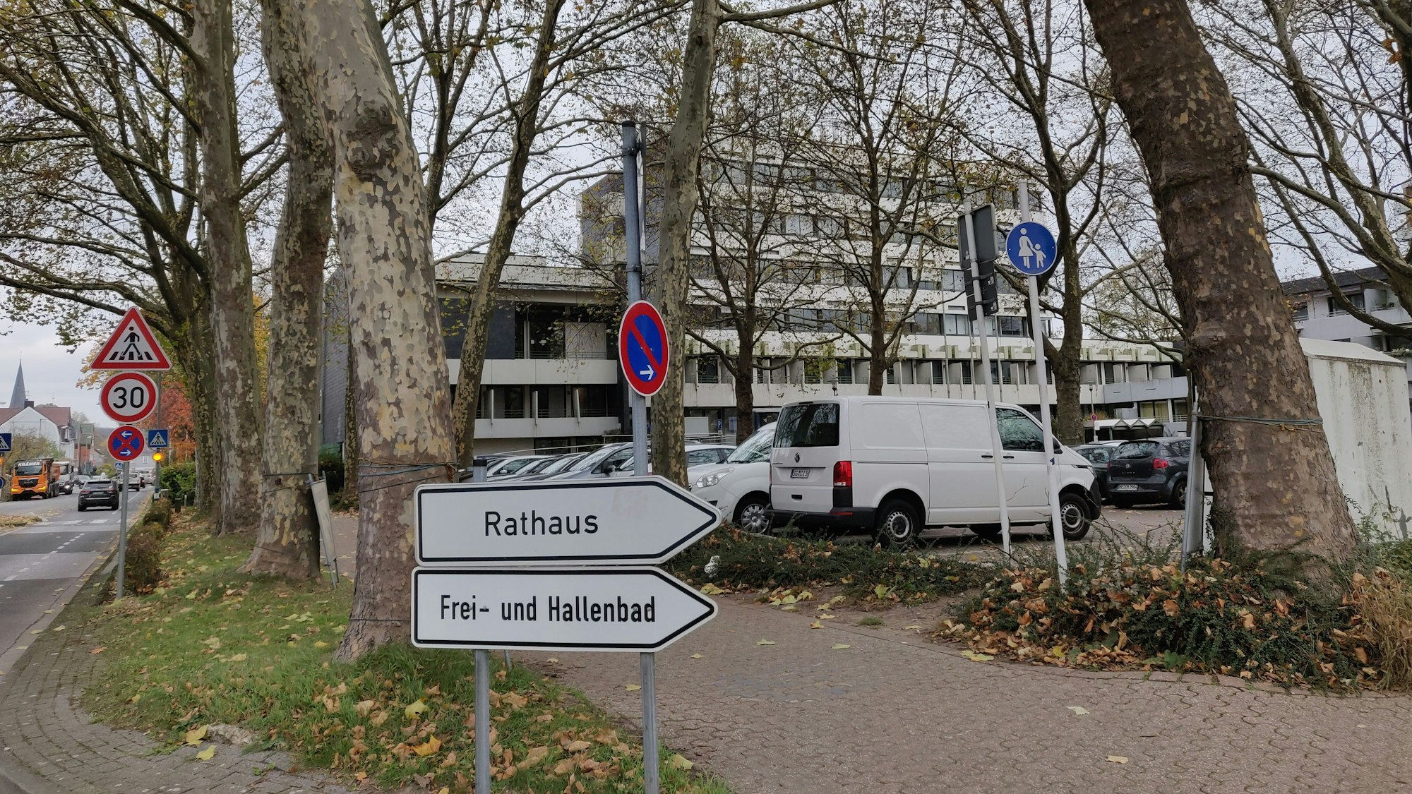 Das Rathaus Leichlingen hinter den Bäumen des Parkplatzes am Büscherhof.