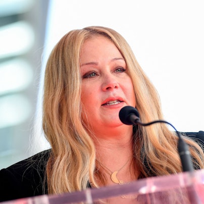 Christina Applegate spricht.