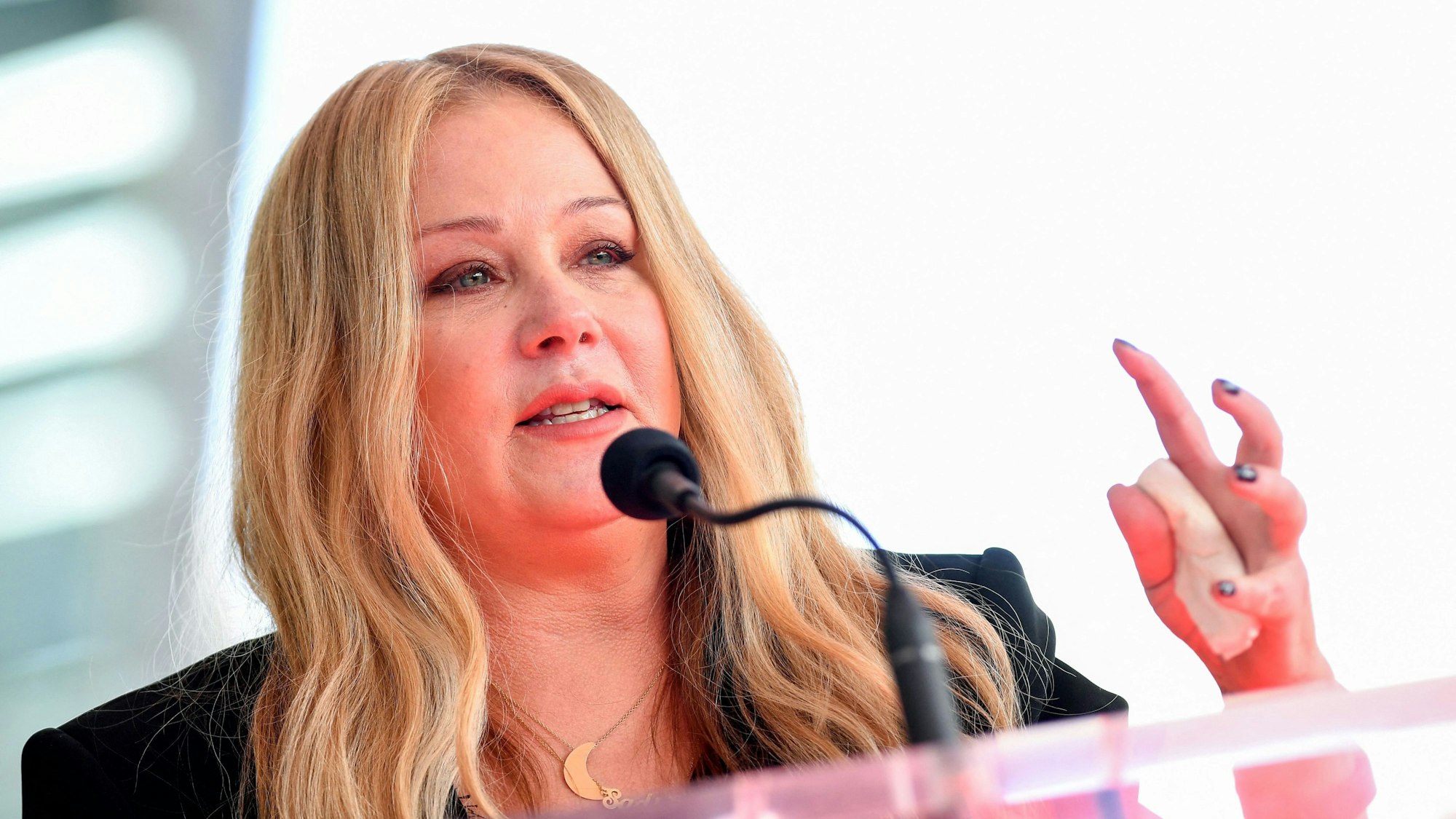 Christina Applegate spricht.