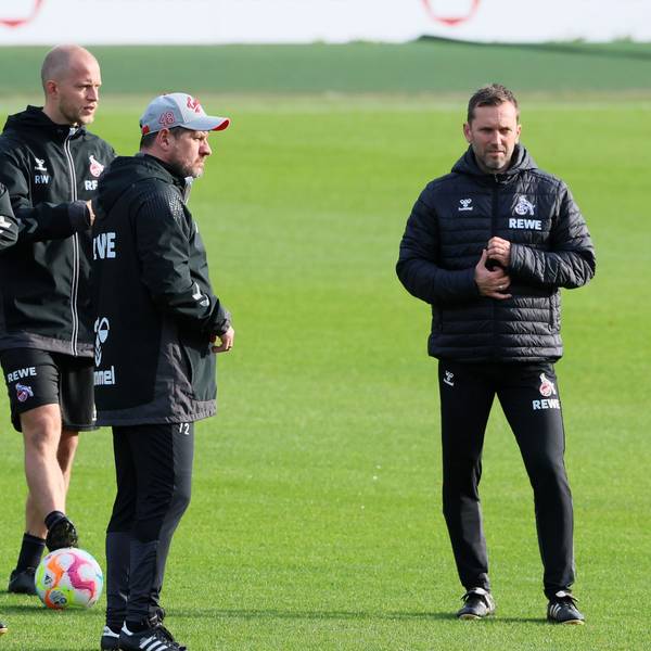 Steffen Baumgart steht mit seinen Assistenten André Pawlak, René Wagner und Kevin McKenna sowie dem Athletiktrainer Max Weuthen auf dem Trainingsplatz des 1. FC Köln.