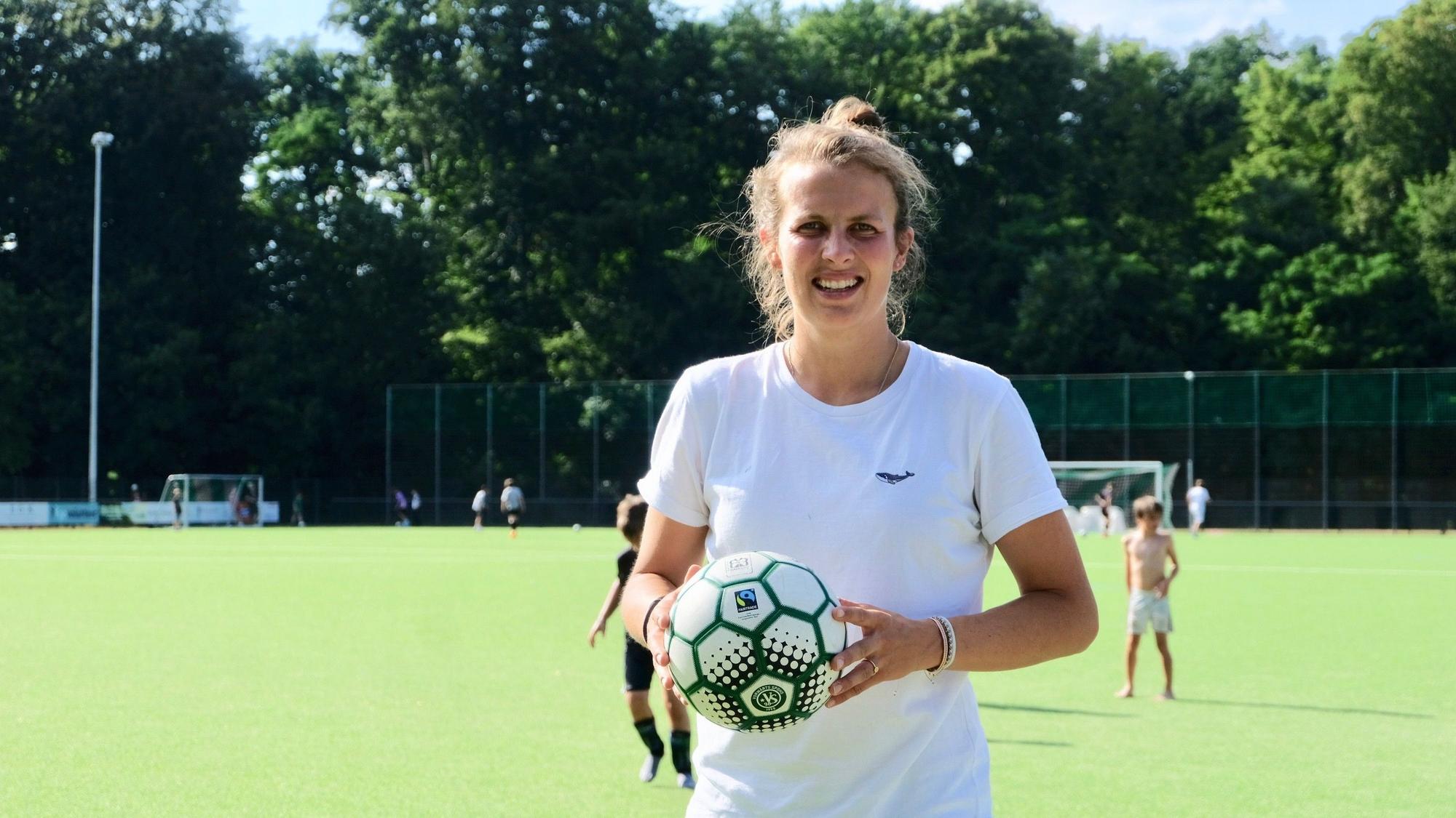 Die zweite Vorsitzende des Vereins Vorwärts Spoho Lea Wippermann mit einem Fußball auf dem Platz.
