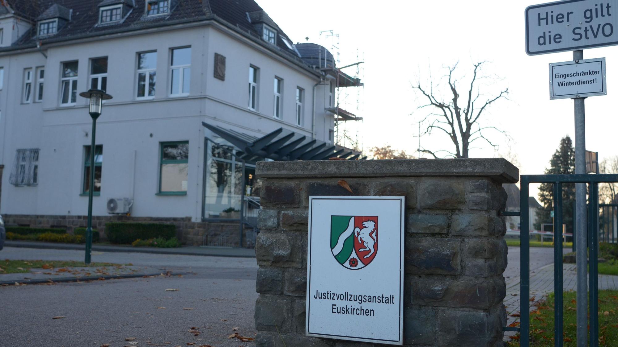 Das Bild zeigt das Verwaltungsgebäude der Justizvollzugsanstalt in Euskirchen.