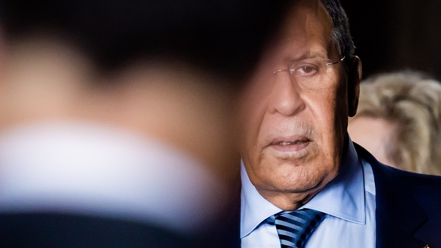 Sergej Lawrow, Außenminister von Russland, kommt beim G20-Gipfel zur zweiten Arbeitssitzung. Im Vordergrund wird er teilweise von einer weiteren Person verdeckt.