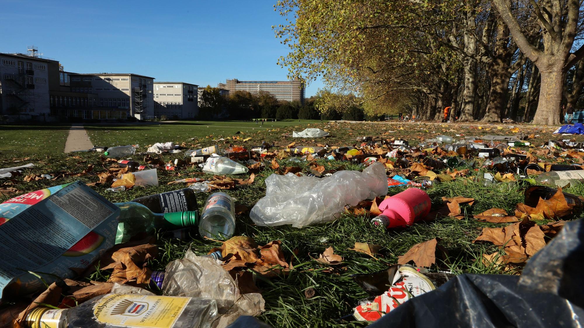 Auf dem Bild ist die Uniwiese nach dem 11.11 zu sehen, dort liegt viel Müll.