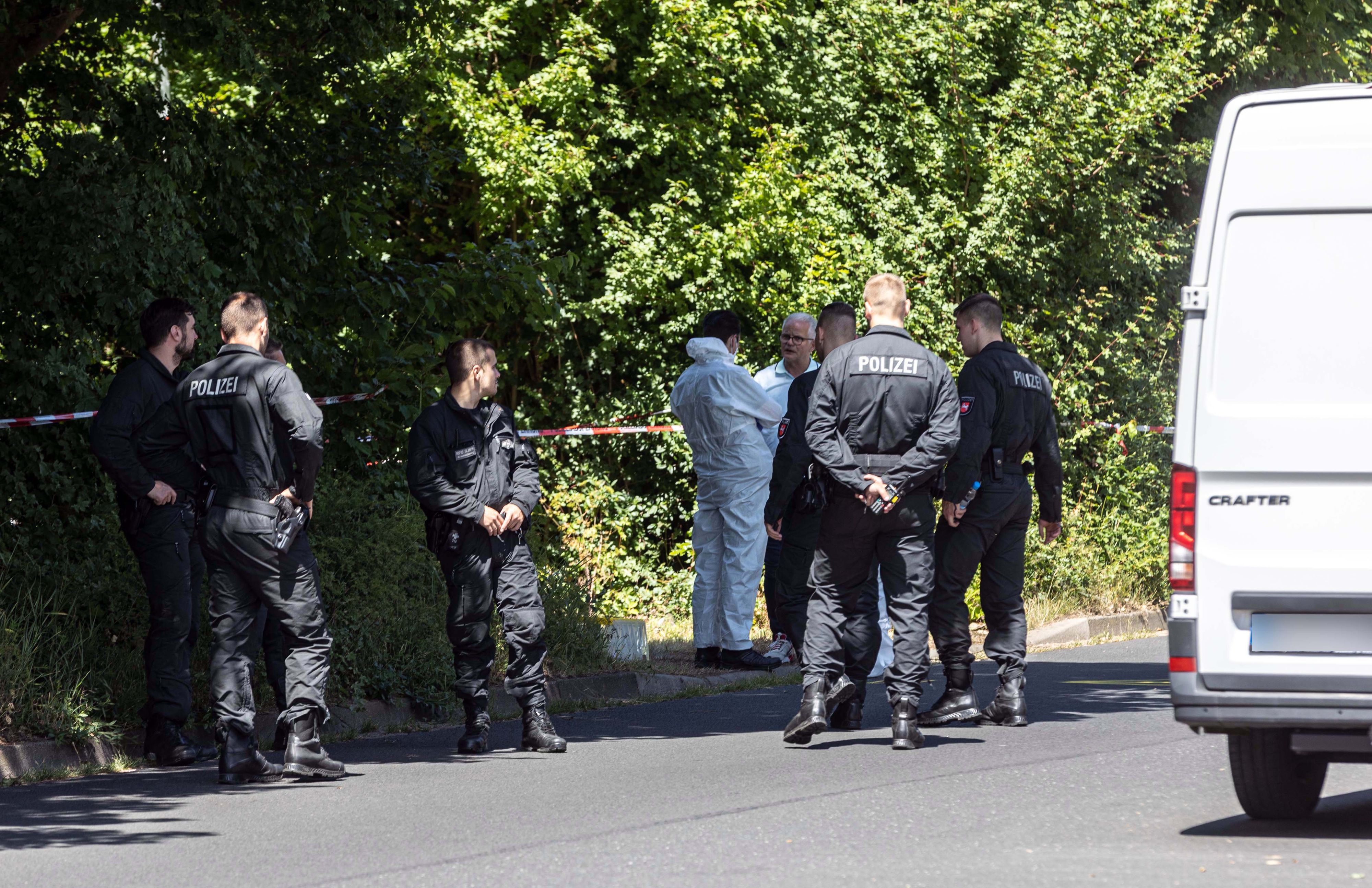 Einsatzkräfte der Polizei stehen an einem Waldrand in Salzgitter. Die Polizei hat bei der Suche nach einem 15 Jahre alten Mädchen in einer Grünanlage im niedersächsischen Salzgitter eine junge Frauenleiche gefunden.