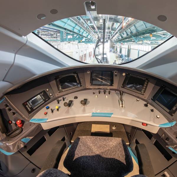 Der Führerstand eines ICE 3 Neo der Deutschen Bahn bei der Wartung im Stellwerk.