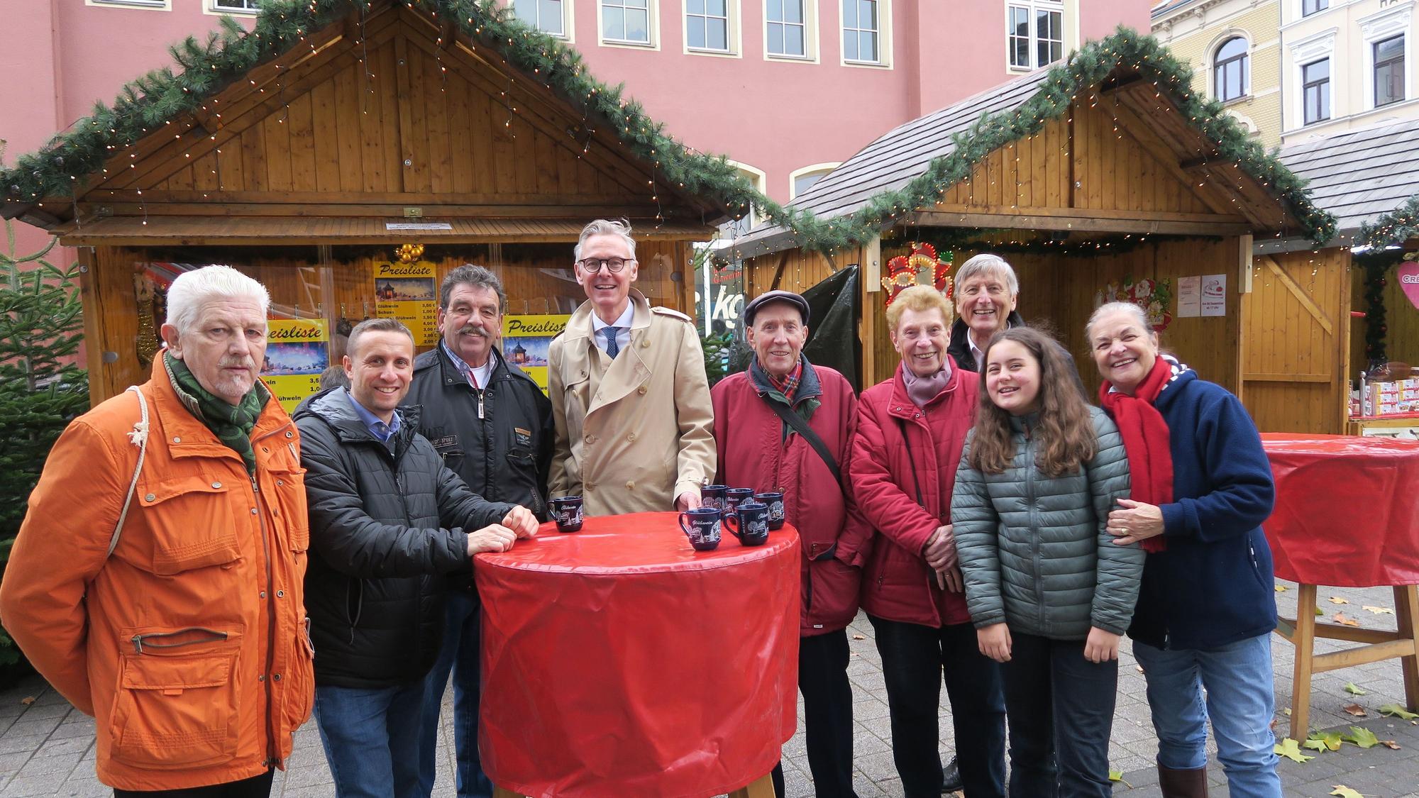 Mitglieder des Bürgervereins, der Standortgemeinschaft und von Karnevalsvereinen trafen sich vor der Kalker Post zu Rievkooche und zum ersten Glühwein der Weihnachtssaison.