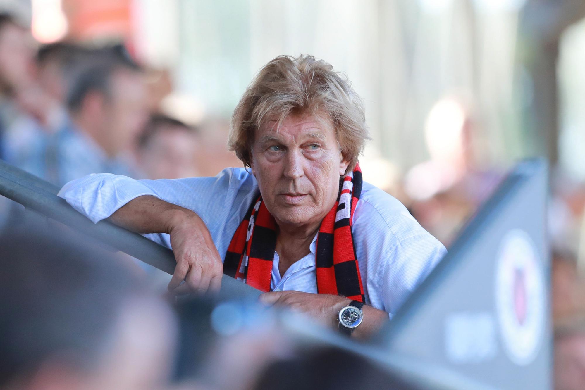 Viktoria Kölns Prädient Günter Pütz lehnt am Geländer auf der Tribüne im heimischen Sportpark Höhenberg.