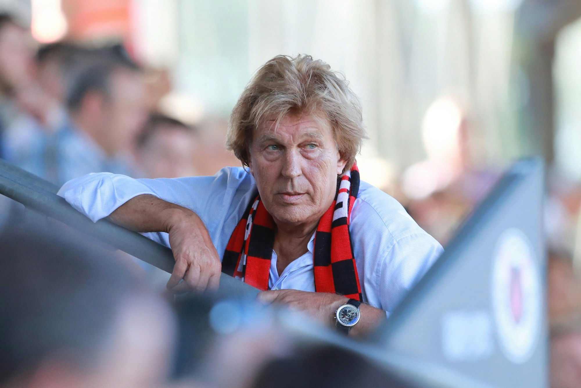 Viktoria Kölns Prädient Günter Pütz lehnt am Geländer auf der Tribüne im heimischen Sportpark Höhenberg.