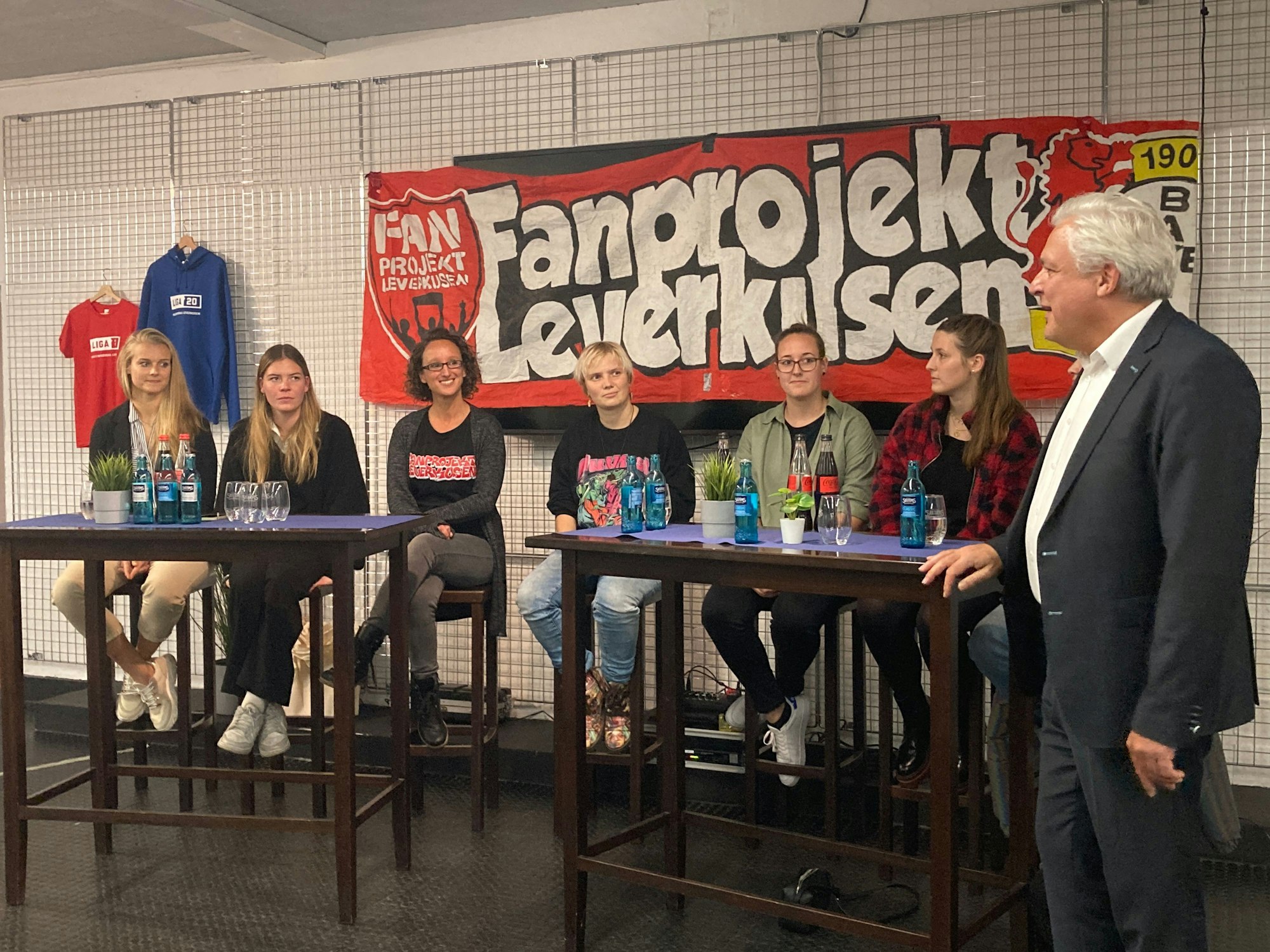 Stadtdirektor Marc Adomat mit den Teilnehmerinnen des Podiumsgesprächs.