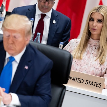 Donald Trump, Präsident der Vereinigten Staaten von Amerika, und seine Tochter Ivanka sitzen zu Beginn der dritten Arbeitssitzung des G20-Gipfels im Jahr 2019 an ihren Plätzen.