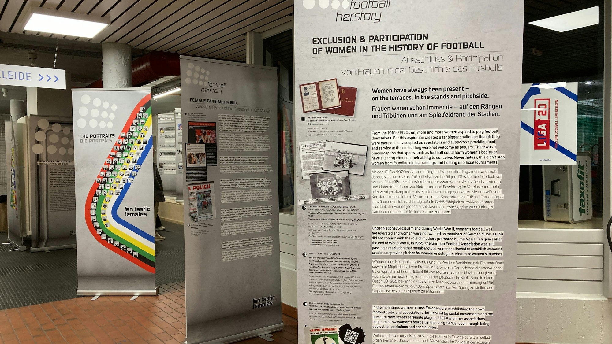 Rollbanner der Ausstellung „Fan.tastic Females“ stehen im Eingangsbereich der Fußballhalle Liga 20 in Leverkusen.