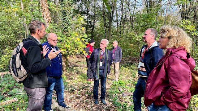 Bezirksvertreter besuchen den Grüngürtel von Shell in Godorf.