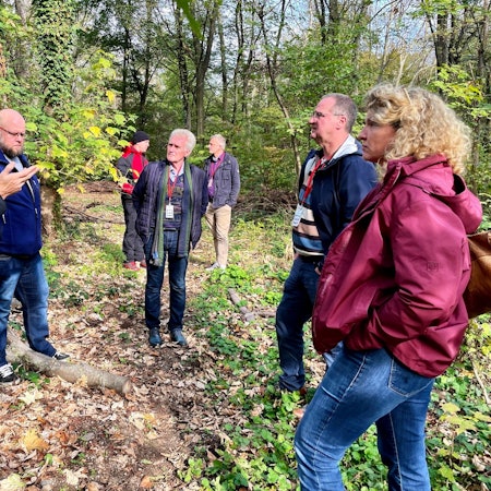 Bezirksvertreter besuchen den Grüngürtel von Shell in Godorf.