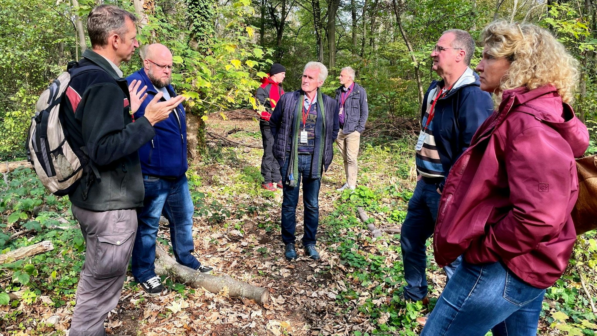 Bezirksvertreter besuchen den Grüngürtel von Shell in Godorf.