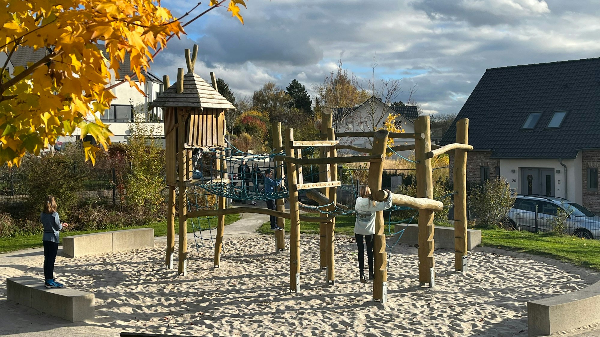 Weißer Sand und Spielgerüste aus hochwertigem Holz am Leimbacher Berg