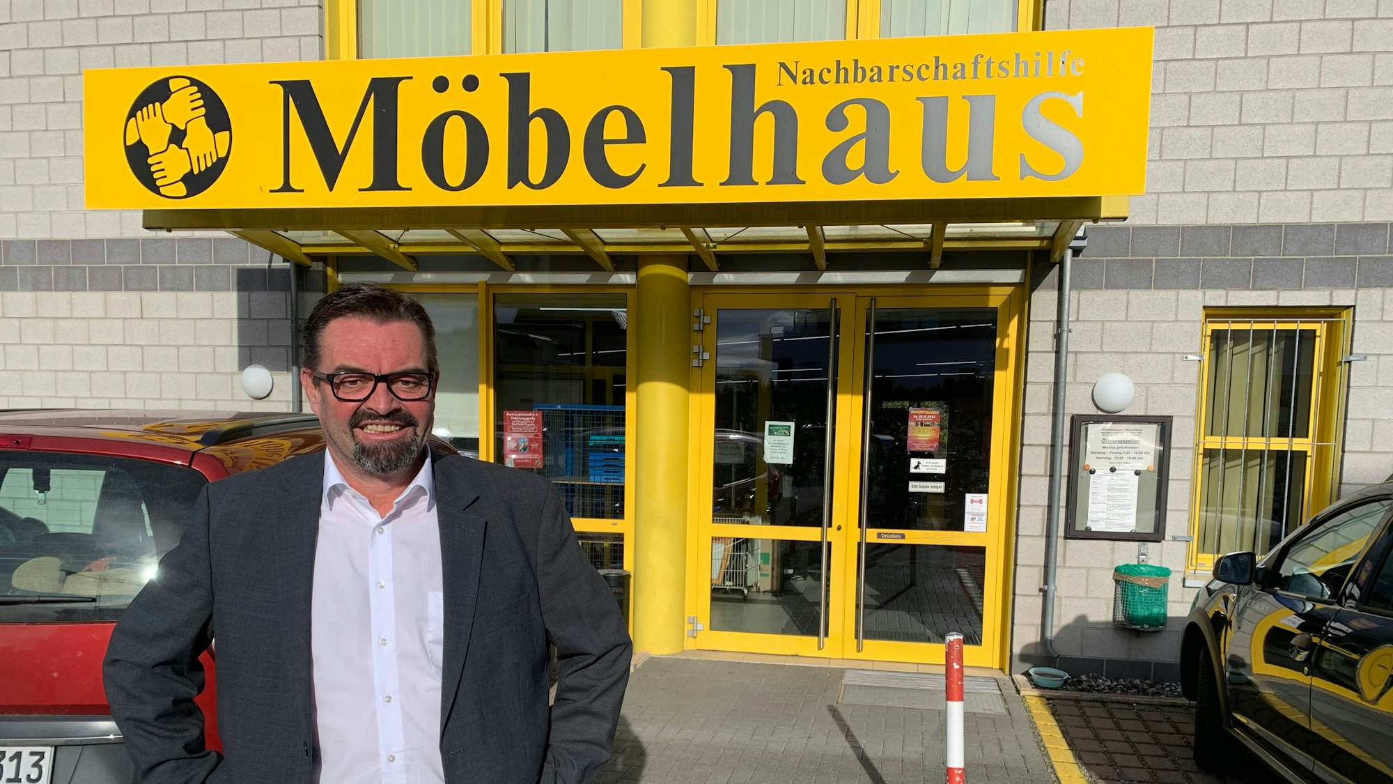 Geschäftsführer Markus Schmitz steht vor dem Möbelhaus der Nachbarschaftshilfe an der Bonner Straße in Sankt Augustin.