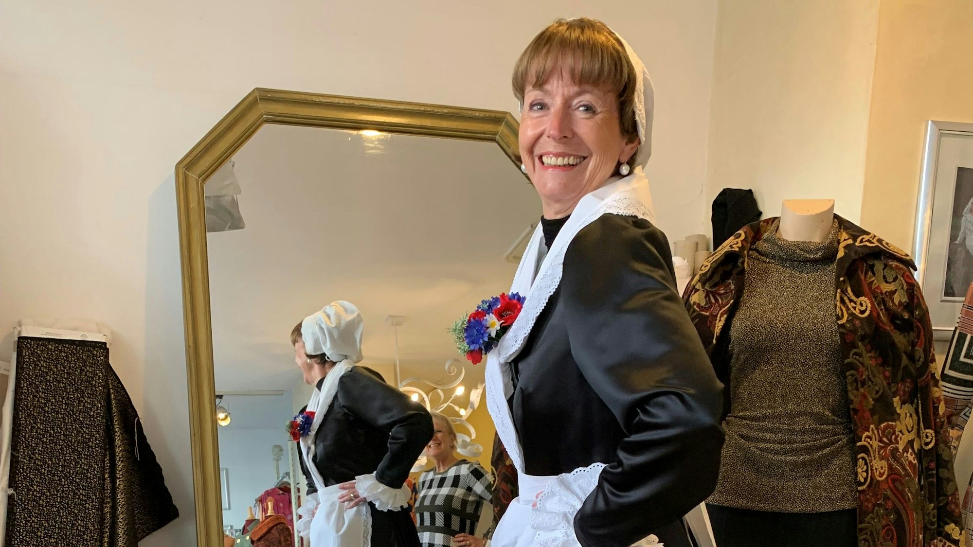 Kölner OB Henriette Reker trägt das historische Kostüm der Hellije Knäächte und Mägde.