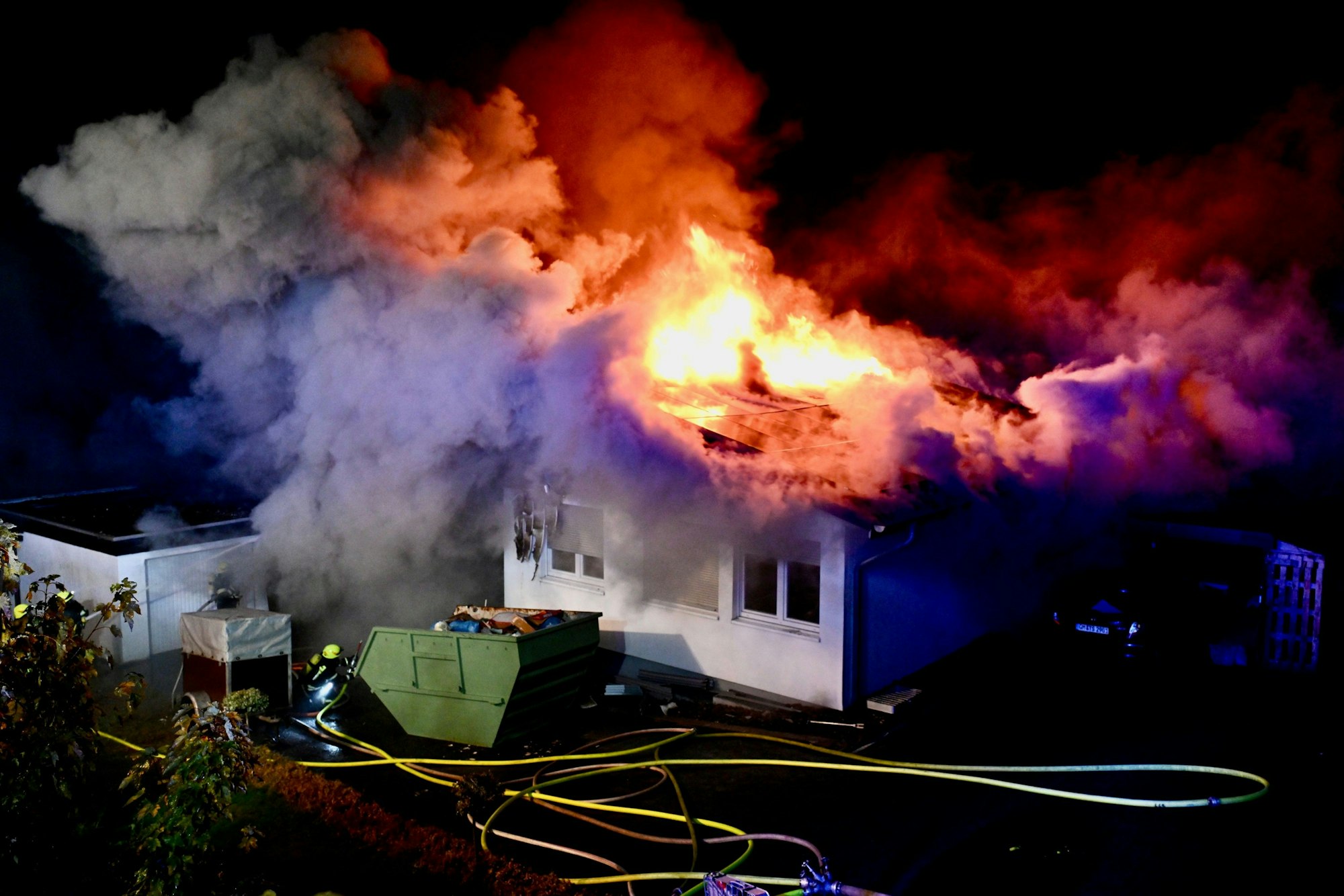 Das Haus in Ohl steht komplett in Flammen
