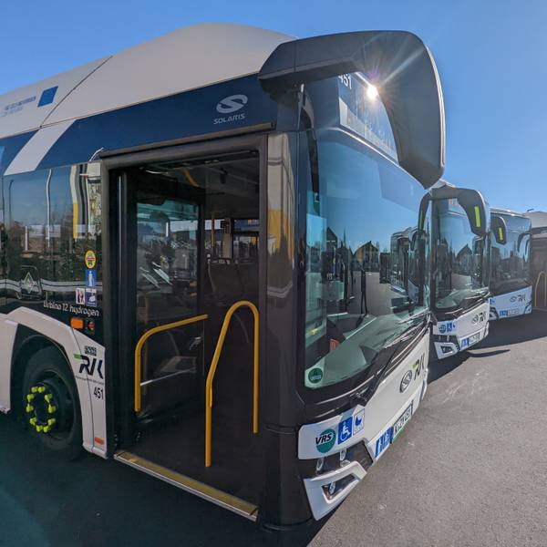 Fünf Busse stehen leicht versetzt nebeneinander auf dem Betriebshof.