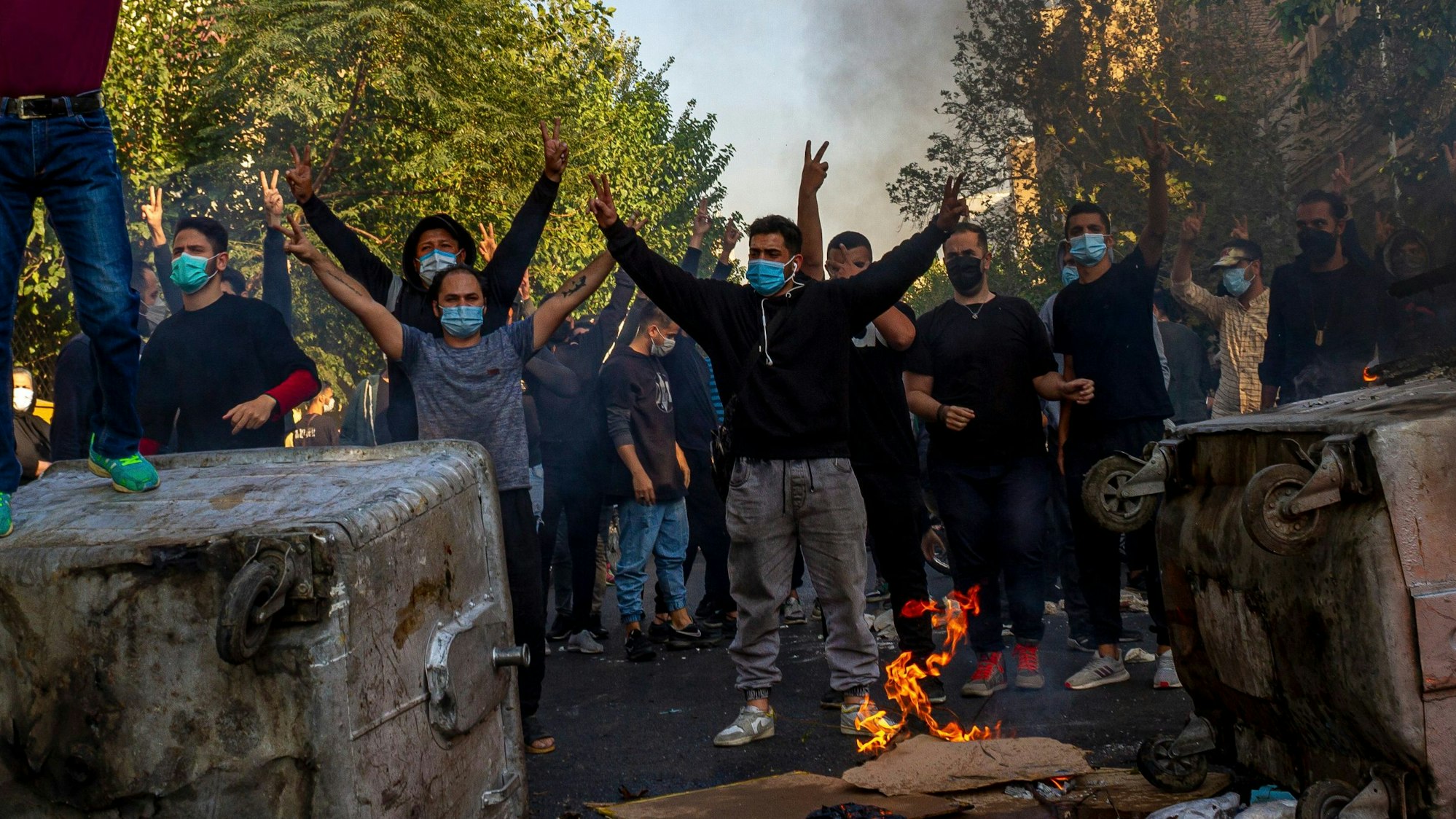 Iraner protestieren gegen das Regime nach dem Tod der 22-jährigen Mahsa Amini in Haft der Sittenpolizei.