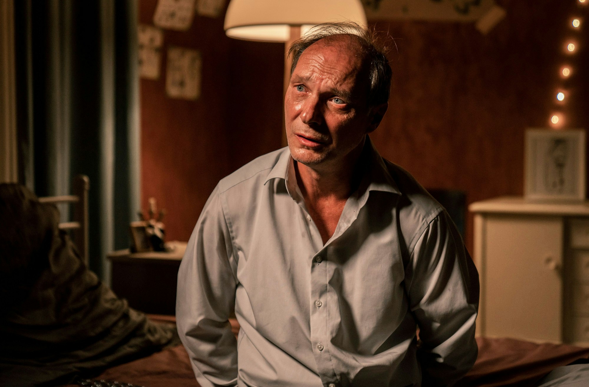 Schnabel (Martin Brambach) hat die Hände hinter dem Rücken angekettet, er scheitert dabei seinen Entführer von der Wahrheit zu überzeugen