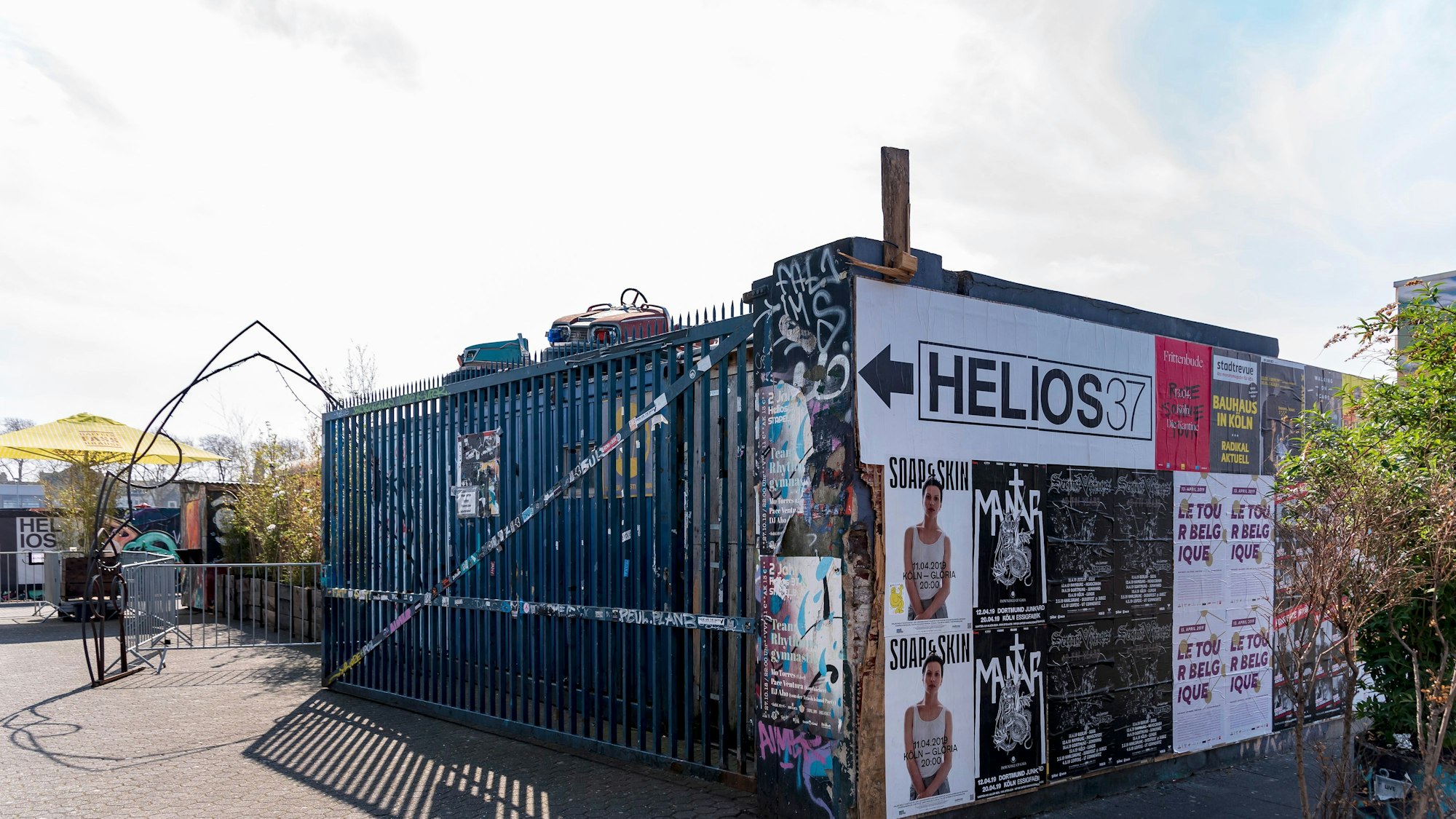 Außenaufnahme des Helios 37: Ein Schild weist den Weg in den Innenbereich.
