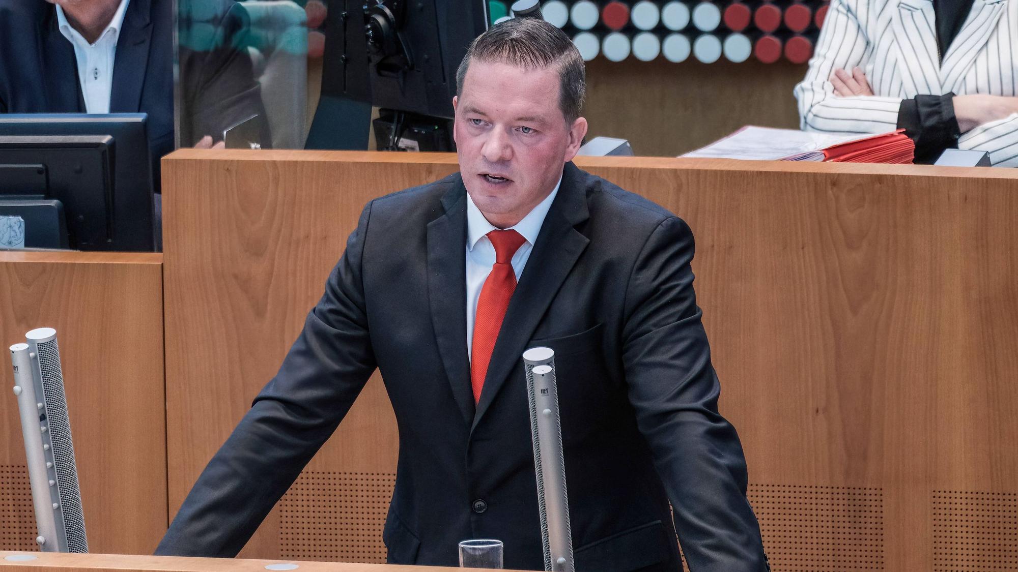 Der CDU-Politiker Gregor Golland spricht im Plenum des Düsseldorfer Landtags.