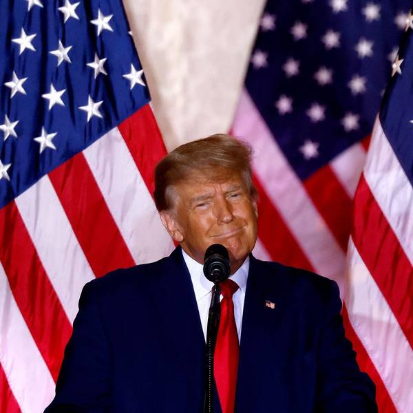 Donald Trump, ehemaliger US-Präsident, spricht vor einer amerikanischen Flagge in seinem Anwesen Mar-a-Lago über seine Kandidatur für die Präsidentenwahl 2024.
