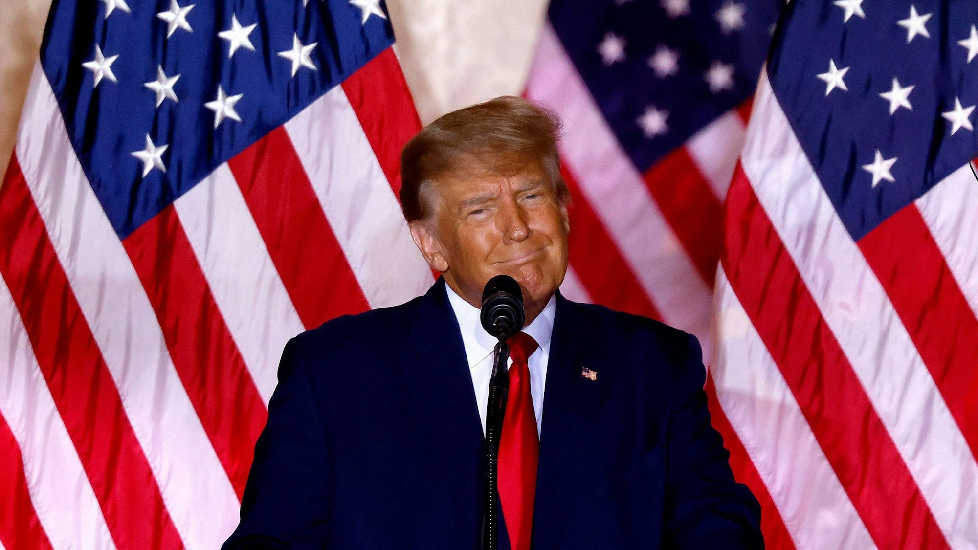 Der ehemalige US-Präsident Donald Trump spricht im Mar-a-Lago Club in Palm Beach.