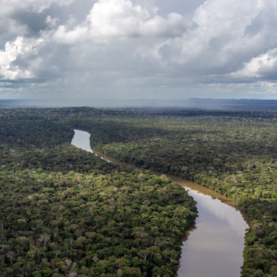 Auf diesem Bild ist ein Fluss zu sehen, der durch das Amazonas fließt.
Der Regenwald in Brasilien ist wichtig für das Klima der ganzen Erde.